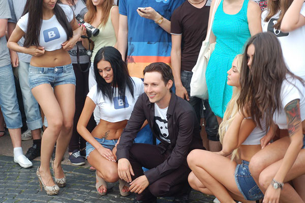 Pavel Durov (VKontakte Gründer) und die Mädels