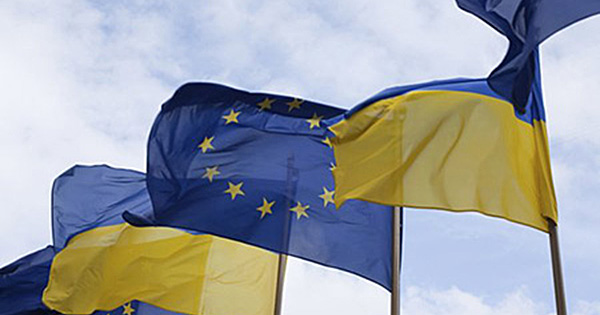 Fahnen Ukraine und EU